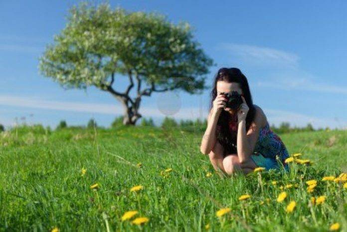 8917463-woman-photographer-on-green-grass-field
