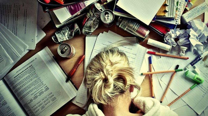 seliqesiz-tabel-desk-girl-doc
