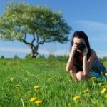 8917463-woman-photographer-on-green-grass-field