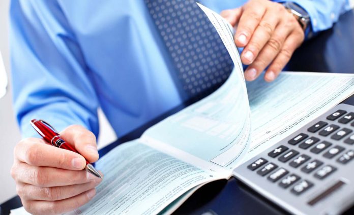 person-calcul- docs-audirot-accountant