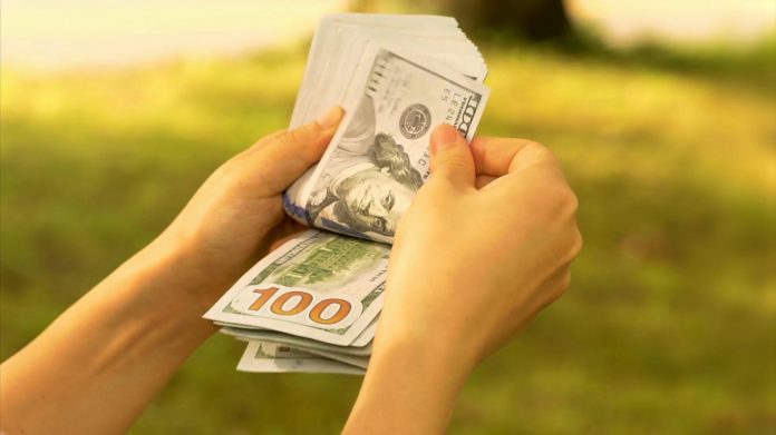 person-counting- 100-dollar-bills_e18emdsf__F0000