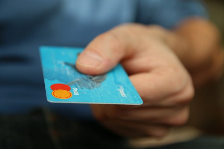 Hansı bank kartlarının “depozit” funksiyası vardır? (SİYAHI)