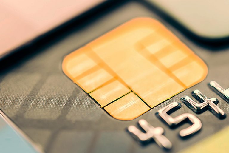 Premium seqment debet kartlar: Hansı bankda hansı şərtlərlə verilir?