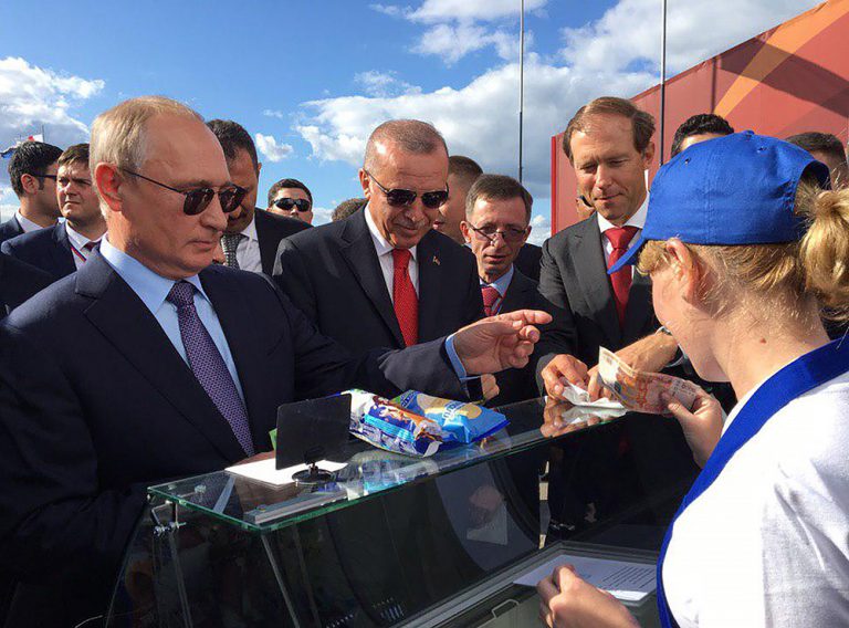 Həftənin fotoları: Putin dondurma alır, Melania Trüdonu öpür, təyyarə Yunanıstanda qəza keçirir…