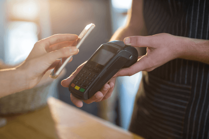 paying-with-contactless-card-machine