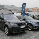 Land Rover Discovery (links) und Range Rover Velar auf dem Freigel‰nde am Stand der Land Rover Experience (Land Rover i