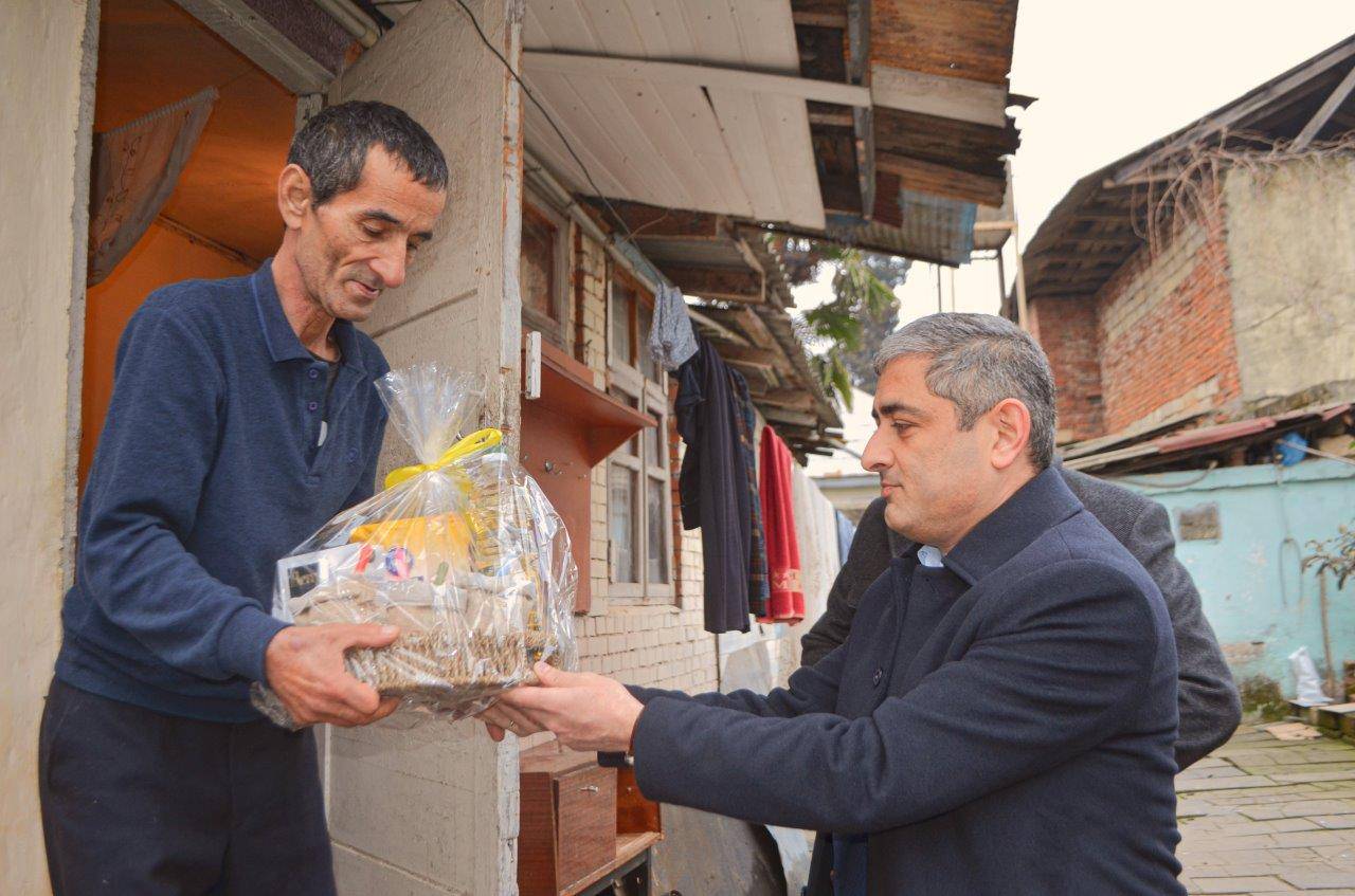 Yelo Bank Lənkəran və Bərdədə aztəminatlı ailələri sevindirdi® 2 1 1 1