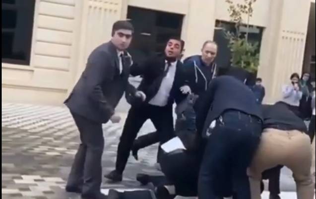 “Landau School”un həyətində mühafizəçi ilə valideyn arasında dava düşüb
