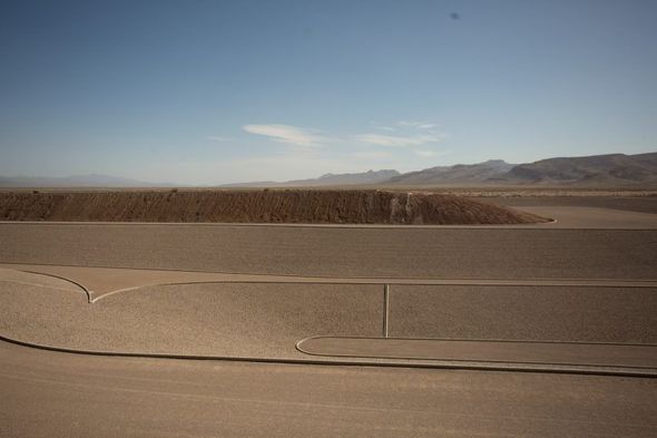 1661292991 596 majkl hejzer zavershil monumentalnuyu skulpturu goroda v pustyne nevada