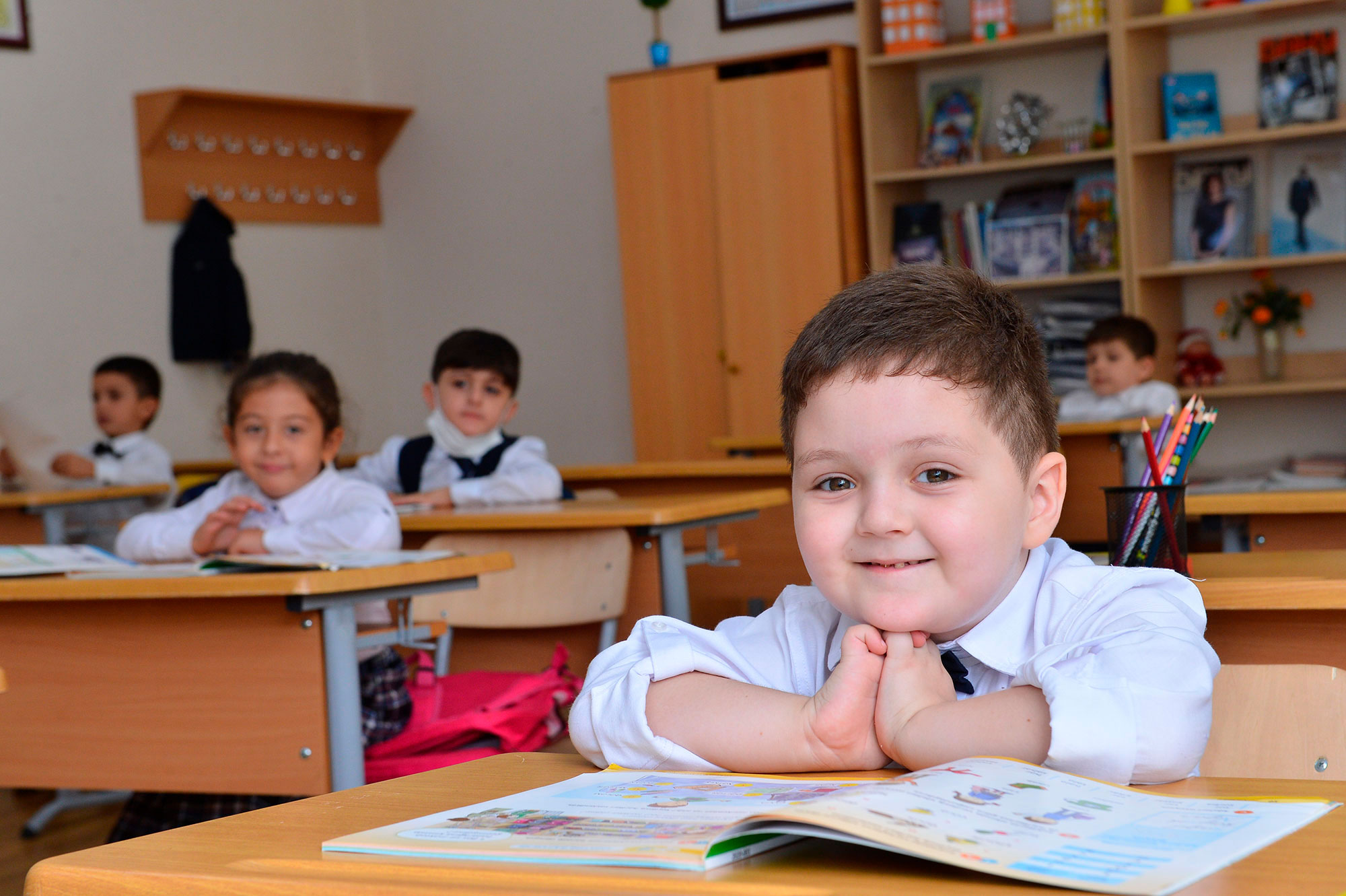 Сегодня начинается школа. Минобразования Азербайджана. Азербайджанские школьники. Русские школы в Азербайджане. Первый класс.