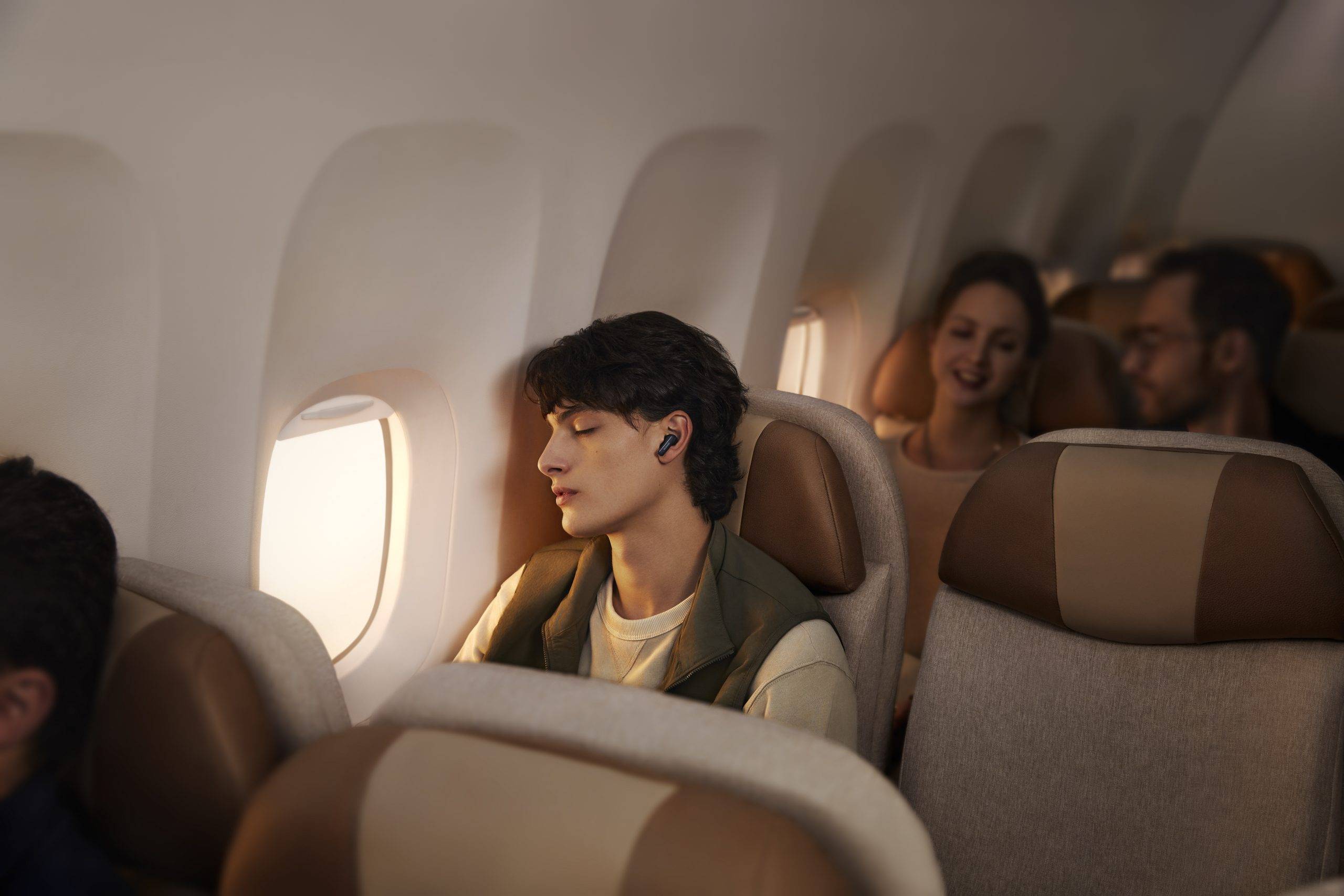 AKUSTİKANIN YENİ STANDARTI: HUAWEI FreeBuds 6i mükəmməl kənar səs azaldıcı funksiyası ilə qarşınızda 1 HUAWEI FreeBuds 6i Product Creative lifestyle shot Headquarter Orca 2 scaled