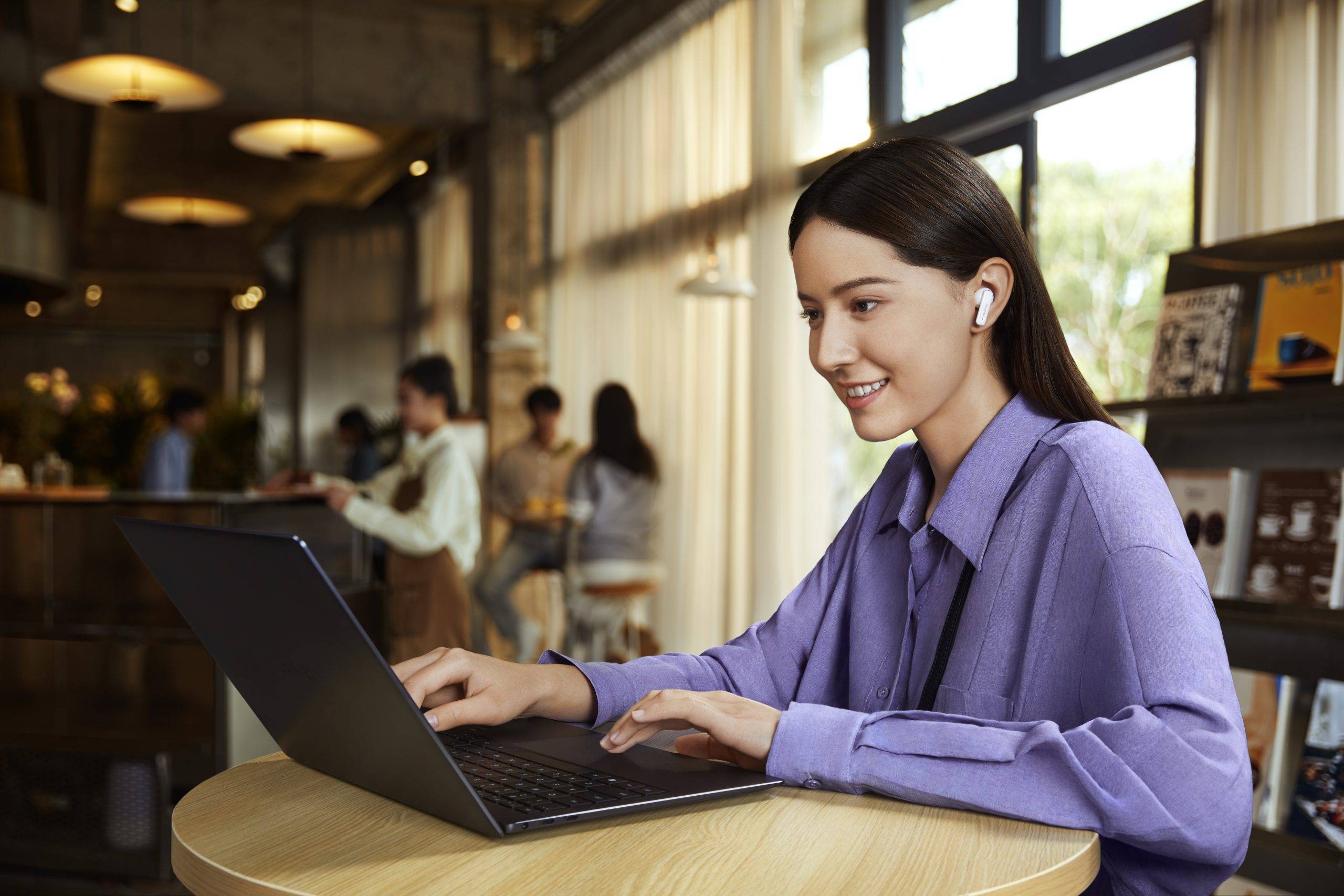 AKUSTİKANIN YENİ STANDARTI: HUAWEI FreeBuds 6i mükəmməl kənar səs azaldıcı funksiyası ilə qarşınızda 4 HUAWEI FreeBuds 6i Product Creative lifestyle shot Headquarter Orca 4 scaled