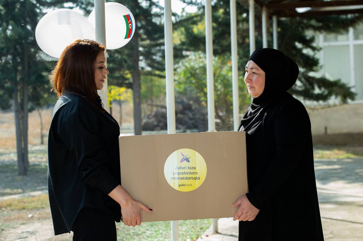 Yelo Bank Xocavənddə yaşayan şəhid ailələrinə Zəfər sovqatı təqdim edib 2 5 22