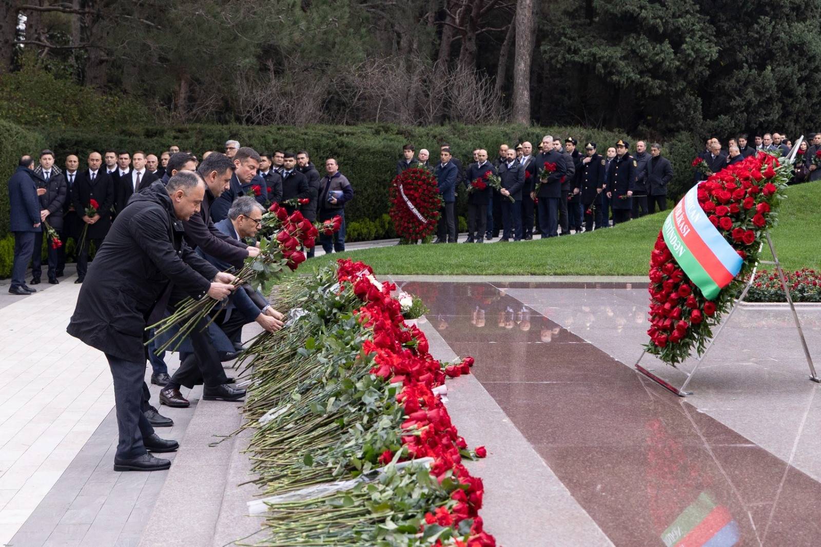 "AzerGold" QSC və törəmə şirkətlərinin kollektivi Ümummilli Lider Heydər Əliyevin məzarını ziyarət edib 1 693c1754dd1a6693c1754dd1a71765545812693c1754dd1a4693c1754dd1a5