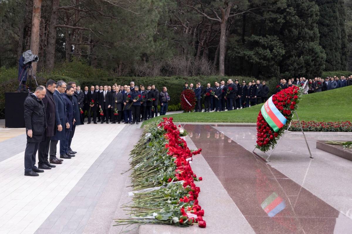 "AzerGold" QSC və törəmə şirkətlərinin kollektivi Ümummilli Lider Heydər Əliyevin məzarını ziyarət edib 2 693c175505c28693c175505c291765545812693c175505c20693c175505c25