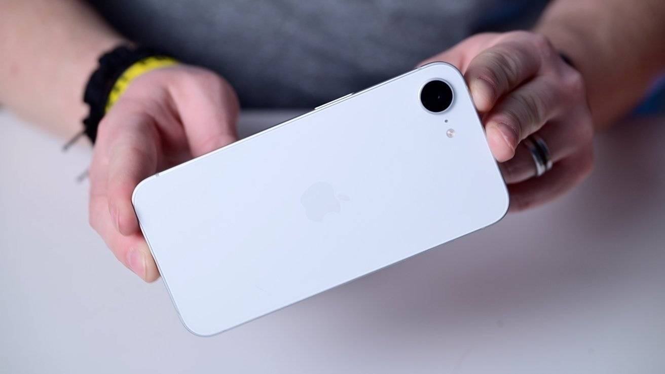 “Apple” yaxın zamanda iPhone 17e-ni təqdim edəcək — Bloomberg