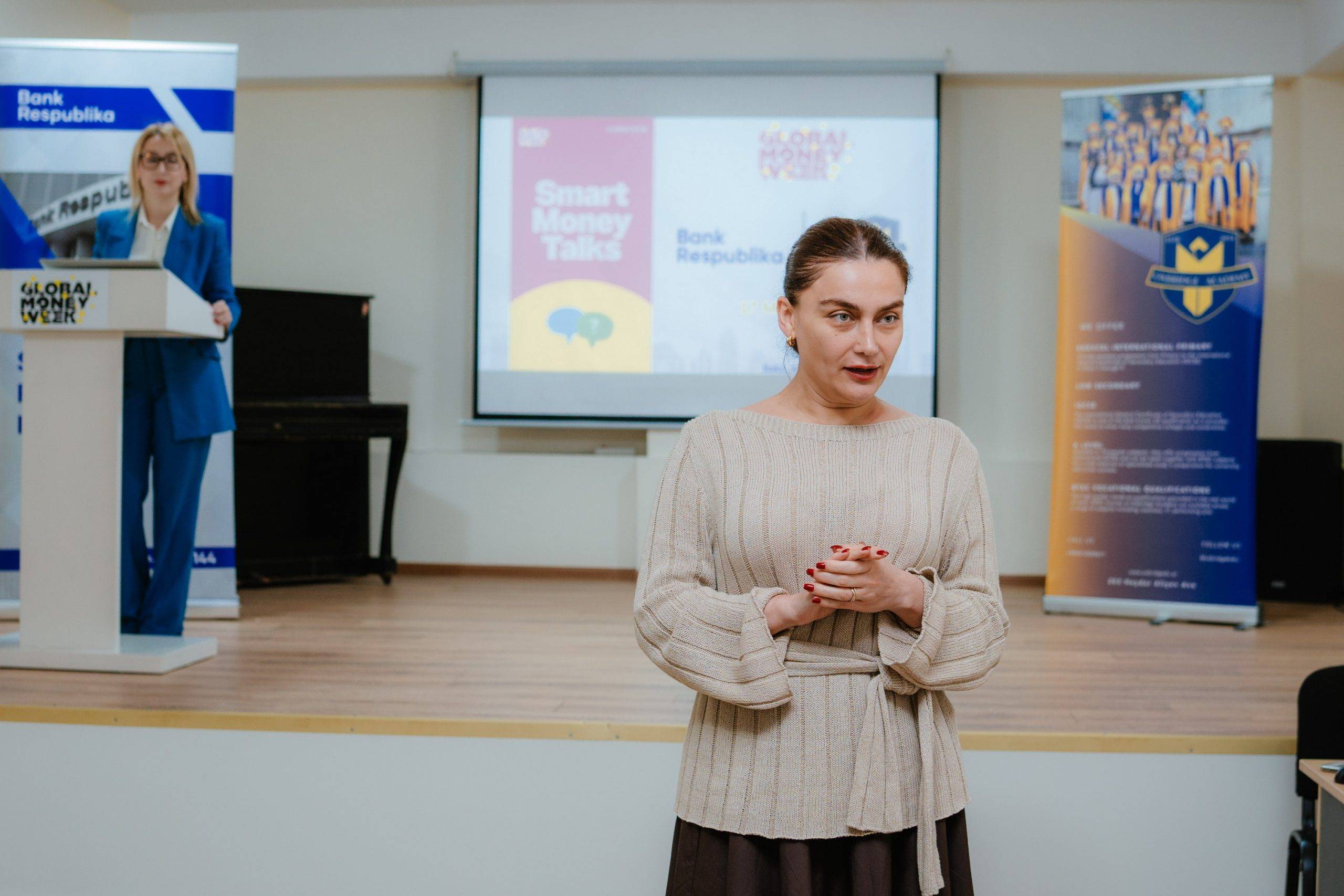 Bank Respublika Oxbridge Akademiyasında Qlobal Pul Həftəsinə həsr olunmuş tədbir keçirib 3 02 BR Oxbridge press scaled