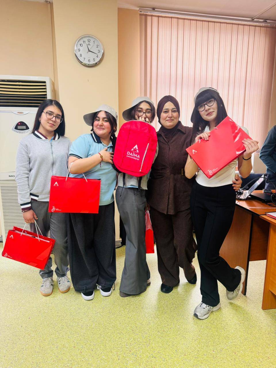 A-Qroup Sığorta Şirkəti “Qlobal Pul Həftəsi" çərçivəsində məktəbliləri maarifləndirib 2 WhatsApp Image 2026 03 18 at 12.16.08