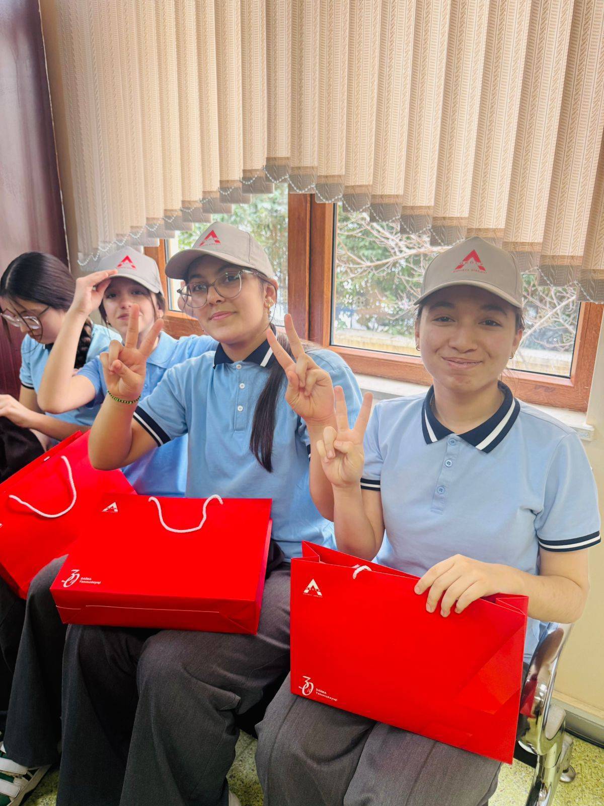 A-Qroup Sığorta Şirkəti “Qlobal Pul Həftəsi" çərçivəsində məktəbliləri maarifləndirib 4 WhatsApp Image 2026 03 18 at 12.16.36