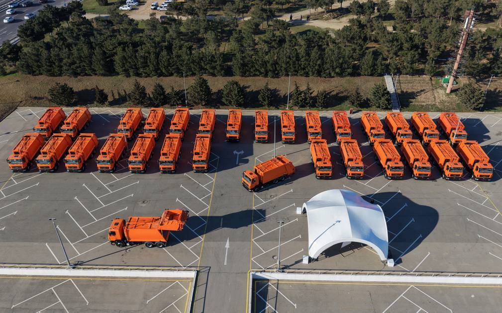 Prezident İlham Əliyev Bakıda məişət tullantıları daşıyan texnikalarla tanış olub 2 photo 2026 03 02 10 40 10