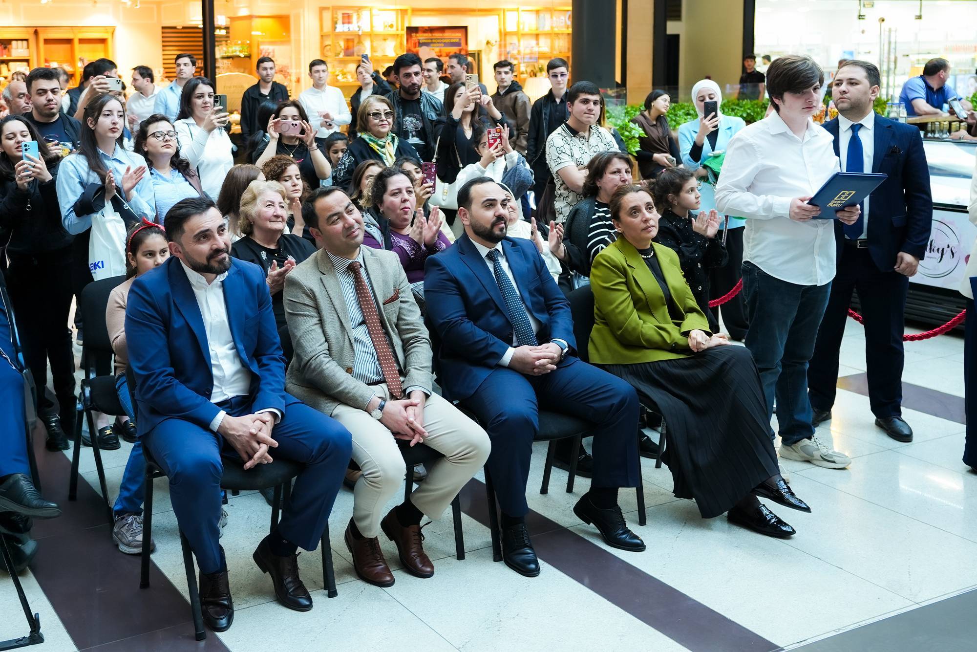 Bank of Baku-dan Autizm Maarifləndirmə ayına özəl layihə: SEVGİ VARSA, FƏRQ YOXDUR! 3 Bank of Baku dan Autizm maarifləndirmə ayina ozəl layihə SEVGI VARSA FERQ YOXDUR 3