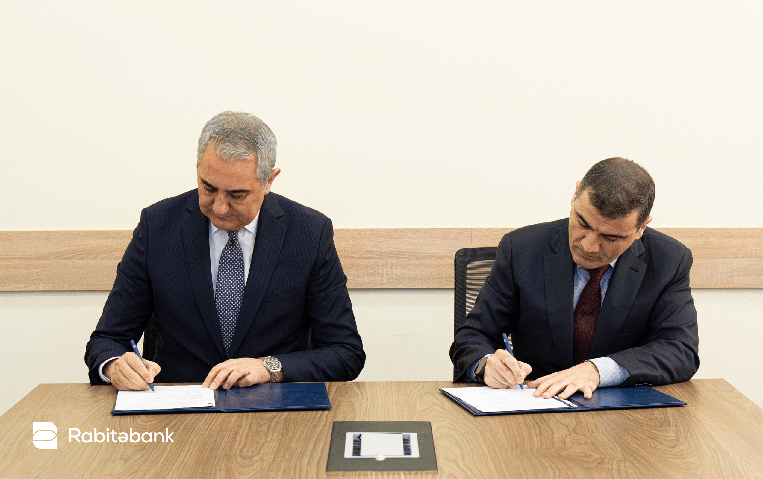 Enerji Məsələlərini Tənzimləmə Agentliyi və “Rabitəbank” ASC arasında əməkdaşlıq müqaviləsi imzalanıb 2 press2 1