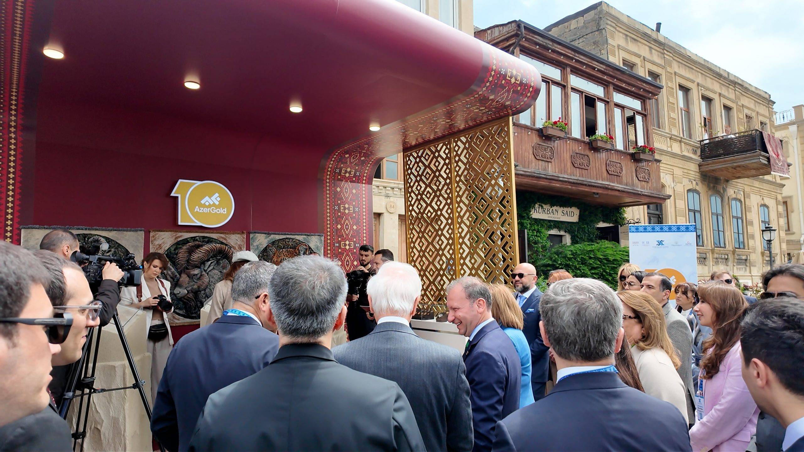 “AzerGold”un qızıl və gümüş məhsulları Beynəlxalq Xalça Festivalında nümayiş olunub 12 2 30 scaled