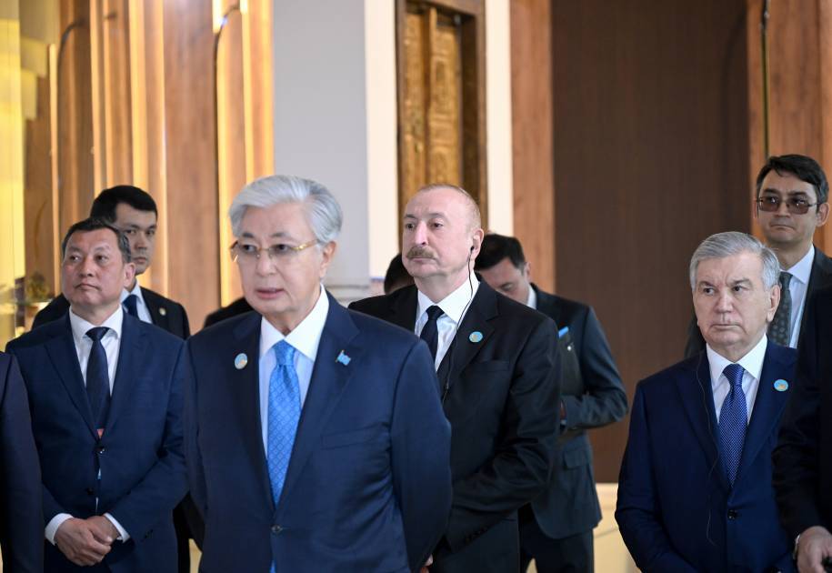 Prezident Türküstanda bir sıra mədəni məkanlarla tanış oldu - Fotolar 4 4