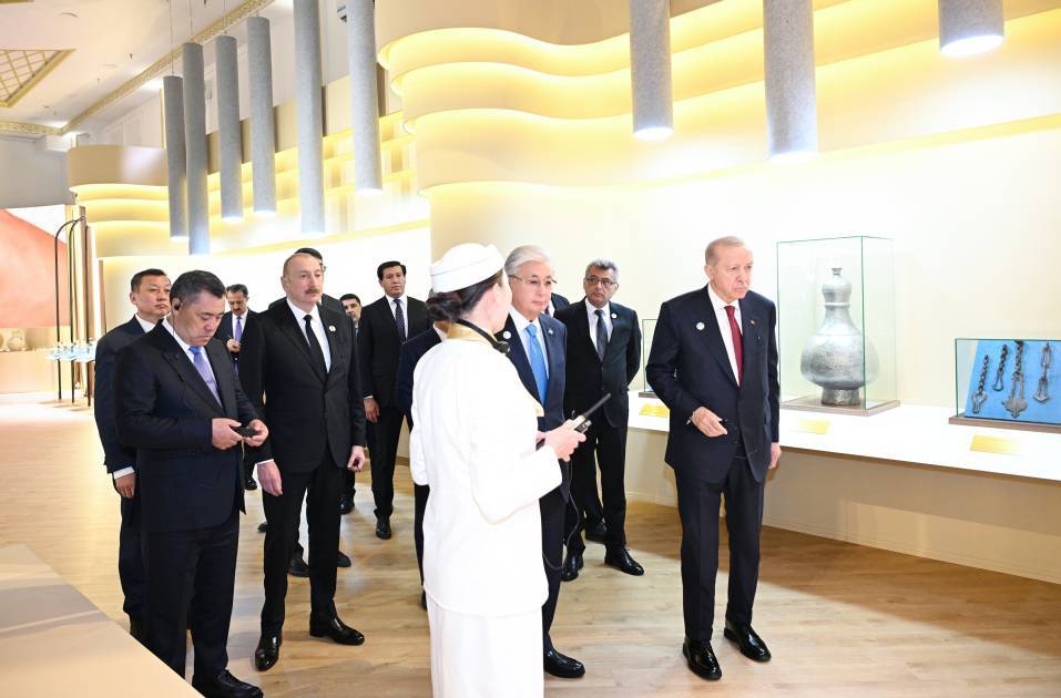 Prezident Türküstanda bir sıra mədəni məkanlarla tanış oldu - Fotolar 8 9