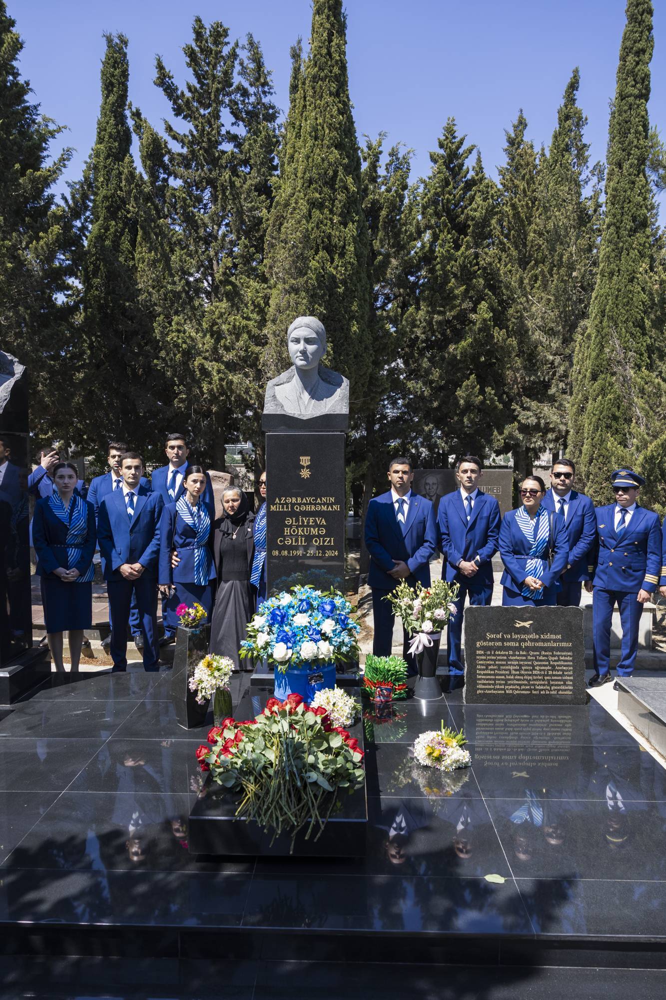 AZAL heyəti Beynəlxalq Təyyarə Bələdçiləri Günü münasibətilə Milli Qəhrəman Hökumə Əliyevanın məzarını ziyarət edib 2 IMG 0676.JPG