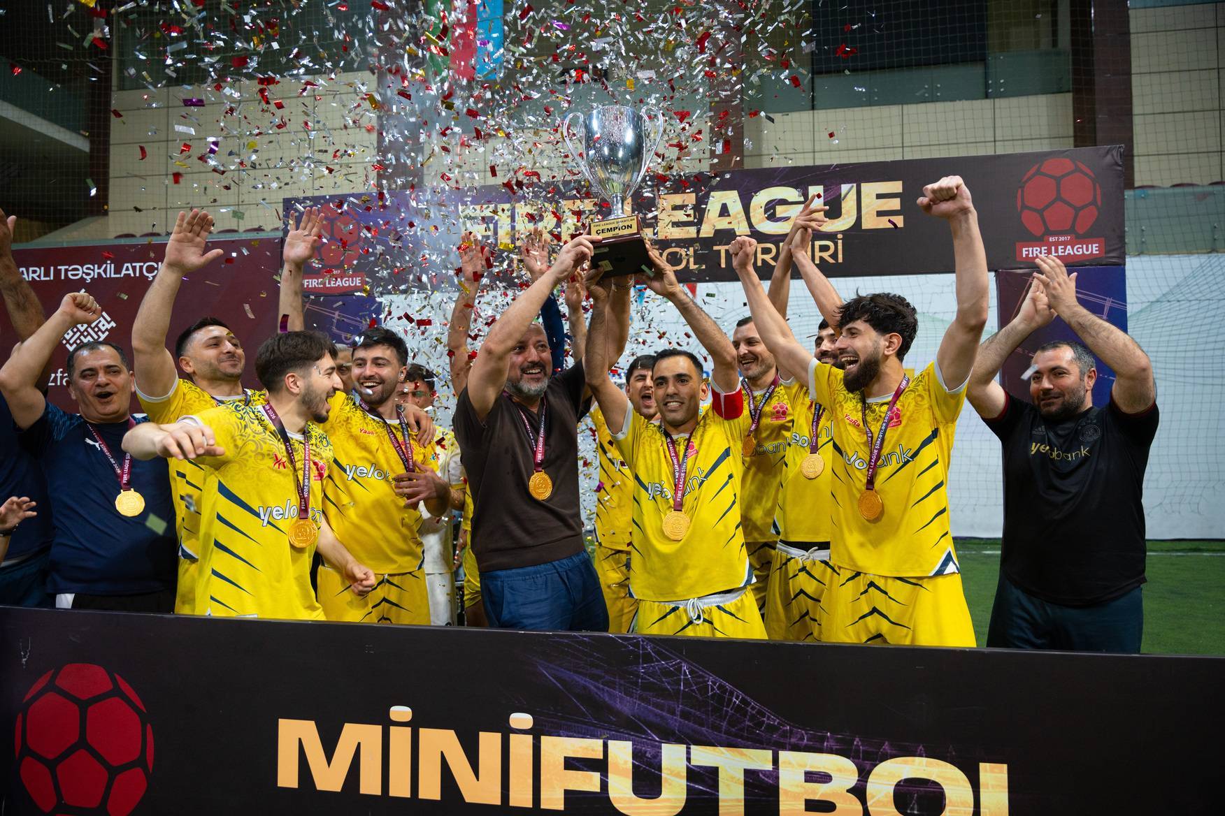 Yelo Bank şirkətlərarası futbol liqasının çempionu olub 2 8.jpg
