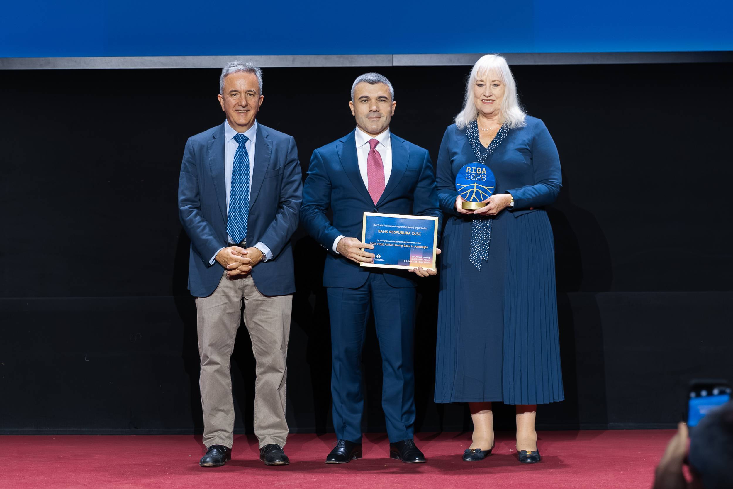EBRD növbəti dəfə Bank Respublika-nı "Azərbaycanda ən fəal emitent bank" elan etdi 1 EBRD award 01