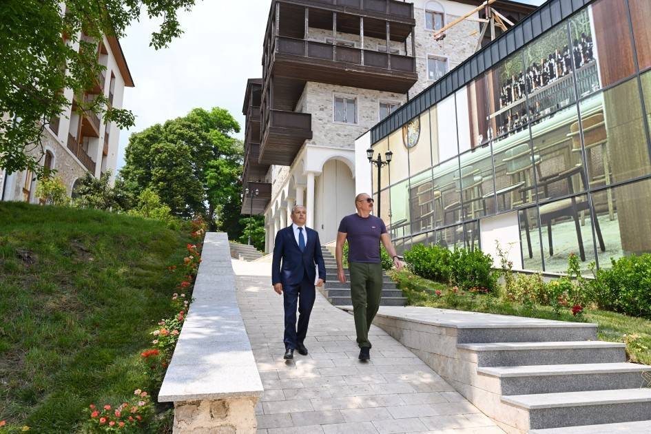 Prezident Şuşanın Qarabağ küçəsində həyata keçirilmiş işlərlə tanış olub 1 1 3