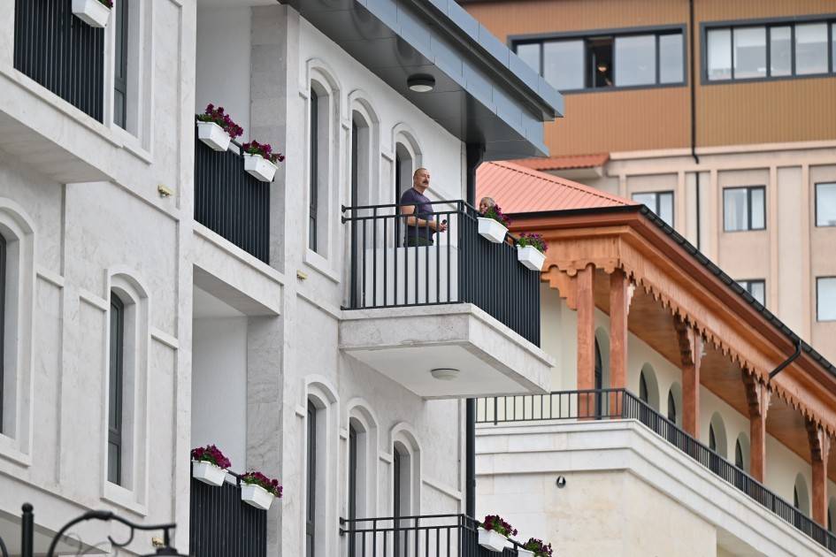 Prezident Şuşanın Qarabağ küçəsində həyata keçirilmiş işlərlə tanış olub 2 2 5
