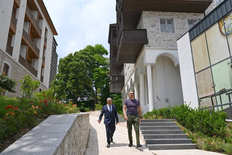 Prezident Şuşanın Qarabağ küçəsində həyata keçirilmiş işlərlə tanış olub 4 4 4