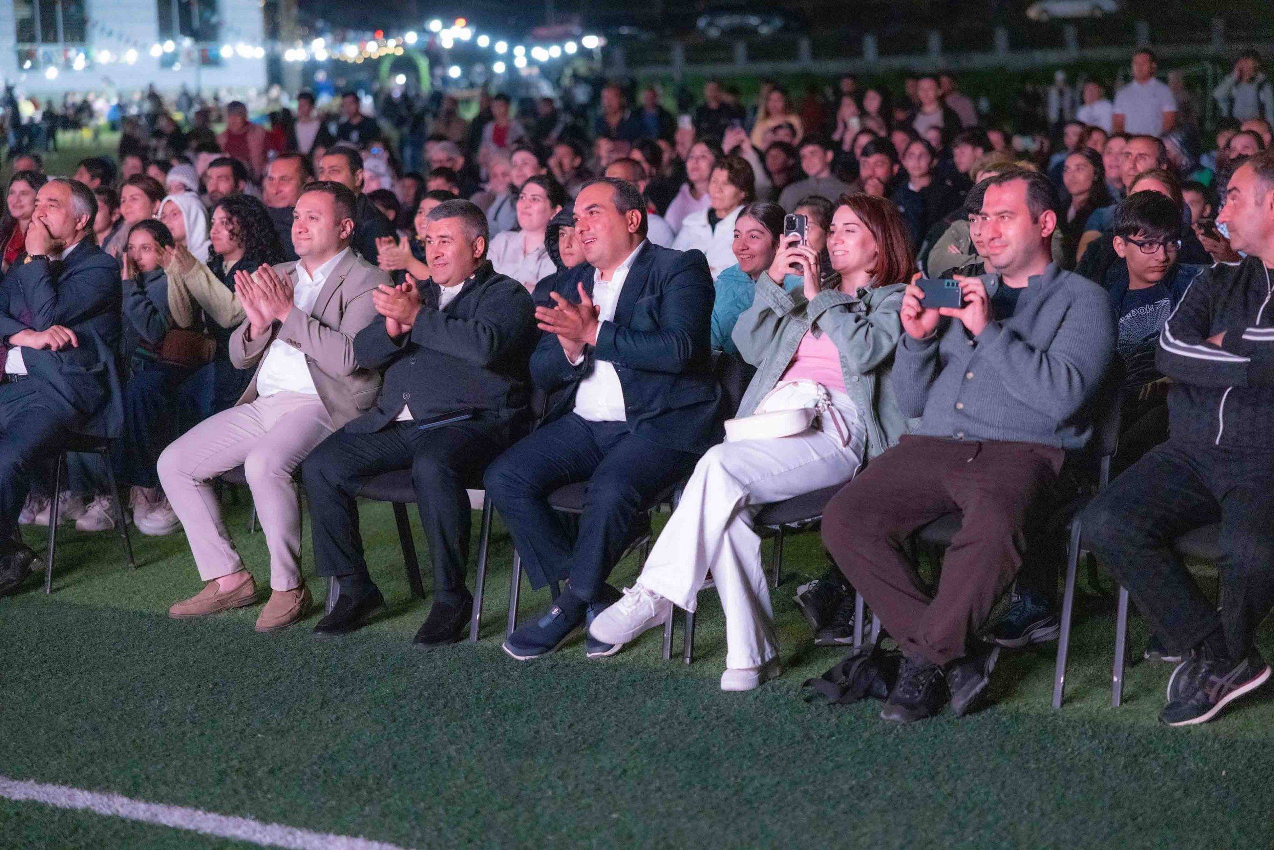 “AzerGold” QSC və Bakı Media Mərkəzinin təşkilatçılığı ilə Daşkəsəndə milli kino seansı keçirilib 7 8 scaled