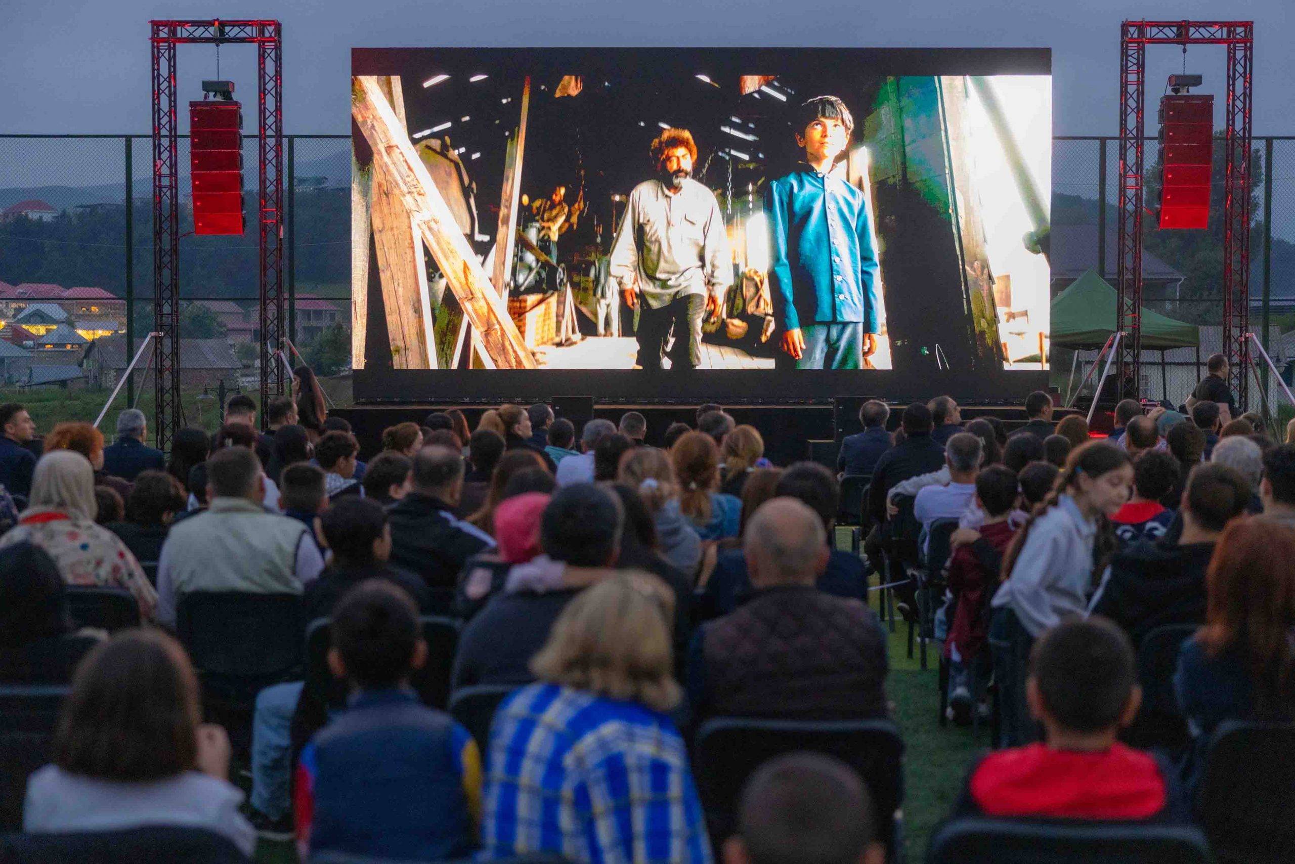 “AzerGold” QSC və Bakı Media Mərkəzinin təşkilatçılığı ilə Daşkəsəndə milli kino seansı keçirilib 8 9 scaled