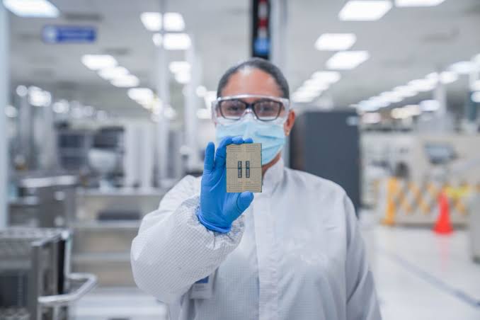 Intel böhrandan necə çıxdı: ABŞ çip istehsalçısının yeni mərhələsi 5 photo 2026 08 07 16 40 30 2