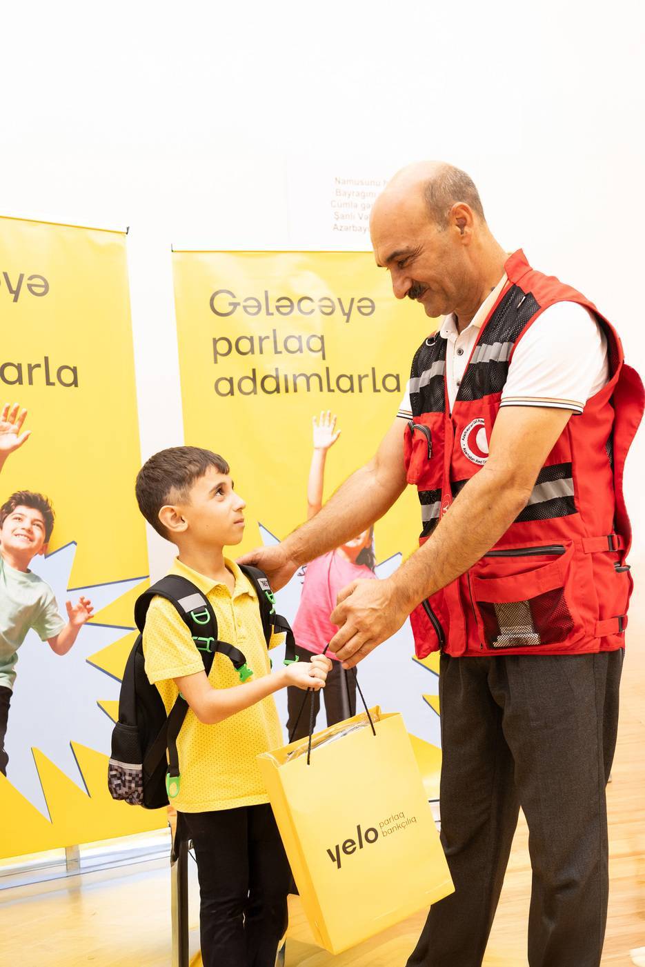 Yelo Bank Cəbrayılda birincilərin məktəb həyəcanına şərik oldu! 2 2.jpg 2