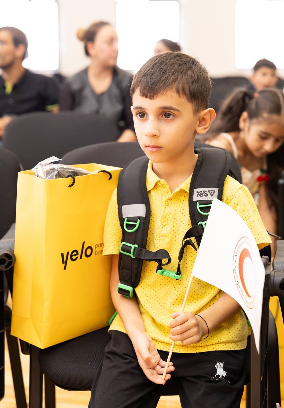 Yelo Bank Cəbrayılda birincilərin məktəb həyəcanına şərik oldu! 8 9 20